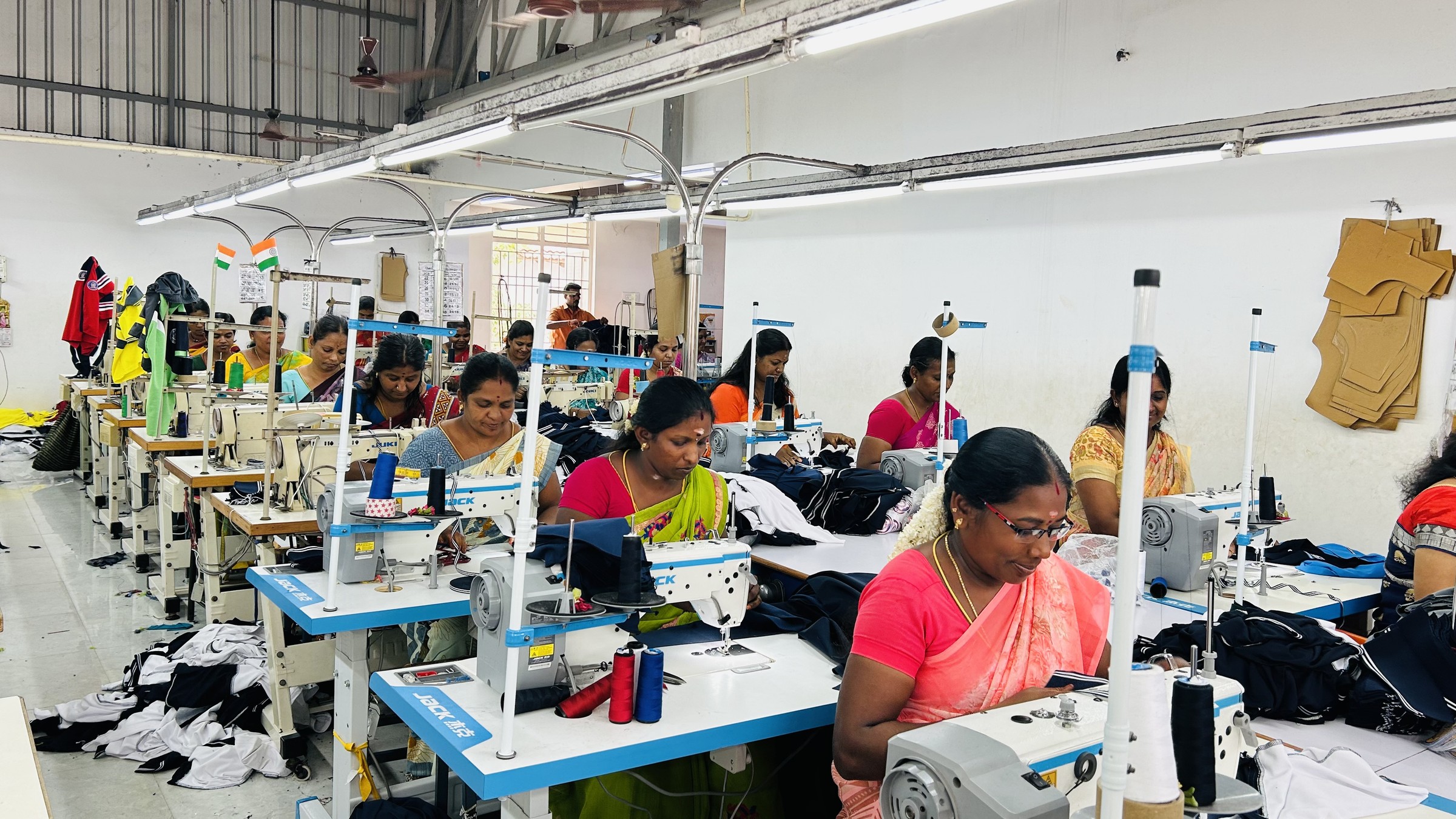 Stitching floor producing uniform sets